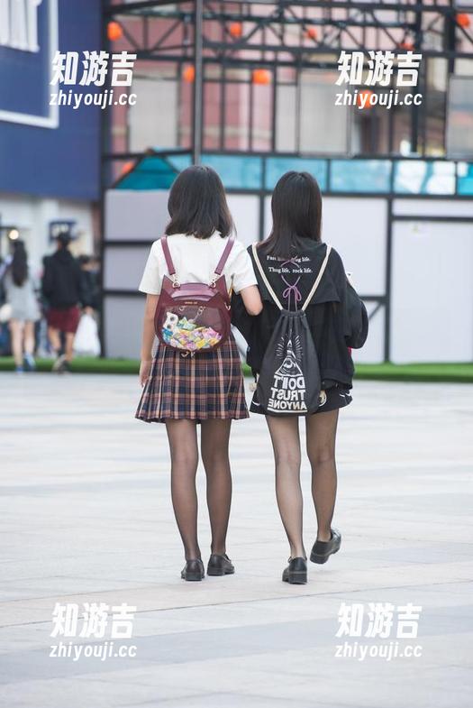 制服加肉丝，高跟鞋的叮当声在魔镜街拍中响彻云霄，图包火速上架中。